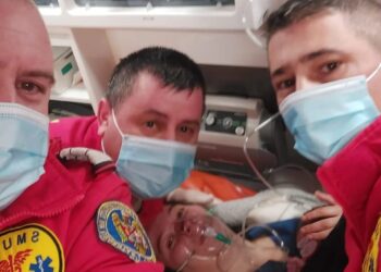 Naștere în ambulanța SMURD. O femeie din Dolhasca a născut în drum spre spital