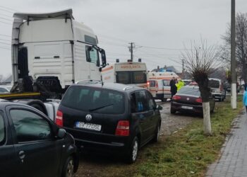 FOTO Doi adulți și un copil, acroșați de un autovehicul pe raza orașului Milișăuți
