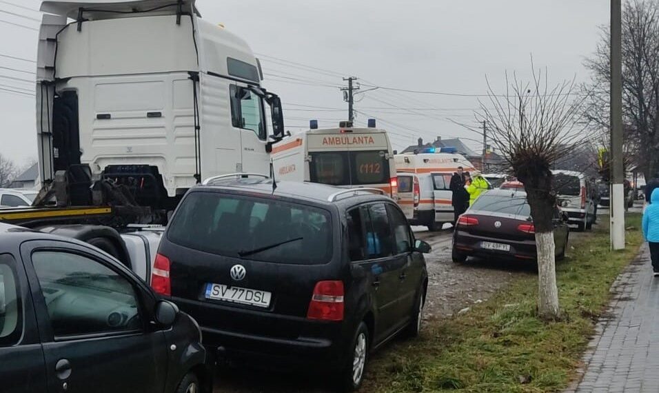 FOTO Doi adulți și un copil, acroșați de un autovehicul pe raza orașului Milișăuți