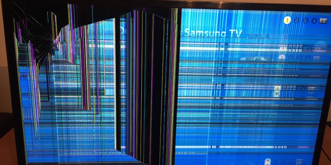 Tărăboi într-o locuință din Câmpulung Moldovenesc, între un tată și un fiu. Cel din urmă și-a înjurat tatăl și i-a spart televizorul