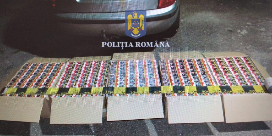 Un contrabandist de țigări a încercat să îi ducă de nas pe polițiștii de frontieră, ținându-i la poartă în timp ce el plimba coletele prin curte. Peste 10.000 de pachete cu țigări de contrabandă au fost găsite la locuința individului