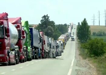 Prefectura Suceava: Coloana de autotrenuri se desfășoară pe o distanță de aproximativ 20 km pe DN 2 spre Vama Siret