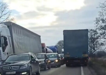 Prefectura Suceava, după ce traficul rutier pe E85 a fost dat peste cap de coada camioanelor ce se întindea pe zeci de kilometri: ”Partea ucraineană a suplimentat cu nouă lucrători personalul din Punctul de Trecere a Frontierei Siret”
