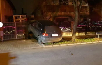 Un șofer beat s-a oprit cu mașina în poarta unei locuințe din Iacobeni, după ce a derapat