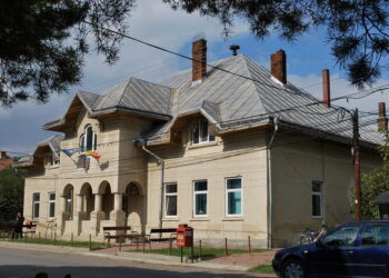Primăria Horodnic de Jos plătește peste 100.000 de euro pentru ”execuție lucrări de amenajare trotuar și locuri de parcare”