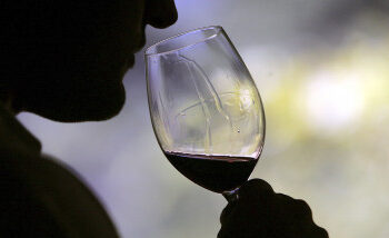 Un bărbat a murit, după ce a consumat patru litri de vin roșu, în Ajunul Crăciunului