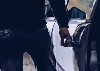 Un bărbat este cercetat de polițiști pentru că și-ar fi furat propria mașină