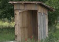 Bărbat găsit mort în WC-ul dintr-o curte din Putna