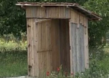Bărbat găsit mort în WC-ul dintr-o curte din Putna