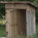 Bărbat găsit mort în WC-ul dintr-o curte din Putna