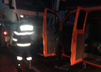 FOTO Accident rutier între un autotren și o autoutilitară pe raza municipiului Câmpulung Moldovenesc. Patru persoane au ajuns la spital