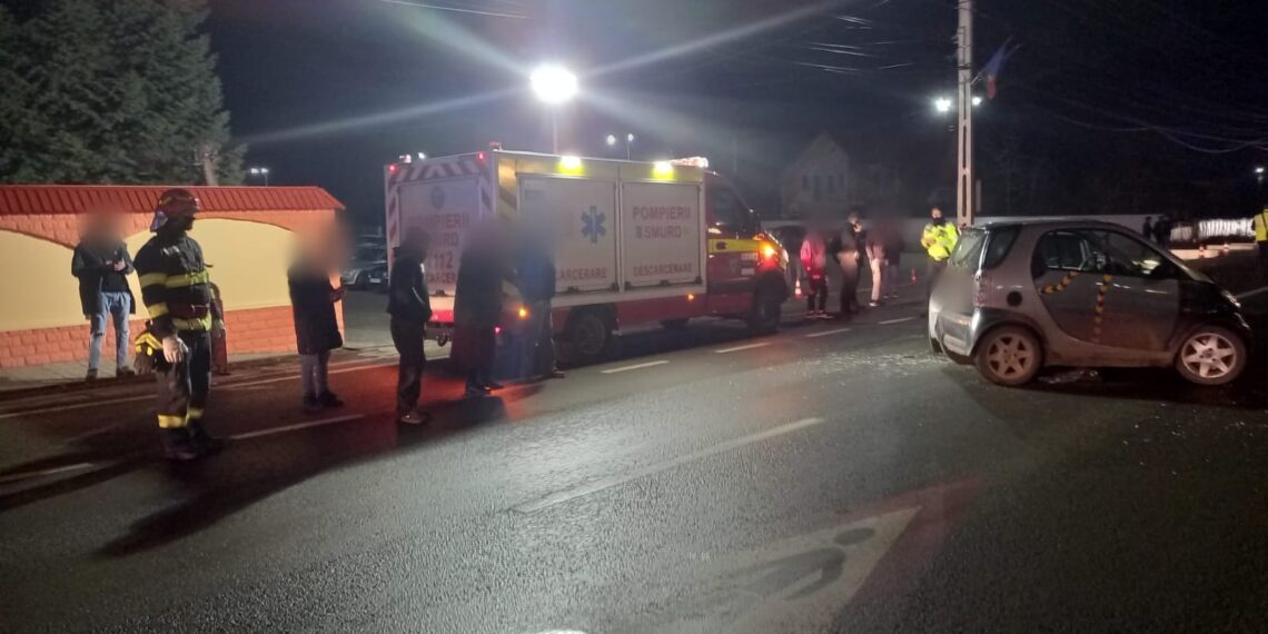 FOTO Accident rutier între un Smart și un BMW, pe raza localității Dumbrăveni. O persoană de 72 de ani a ajuns la spital