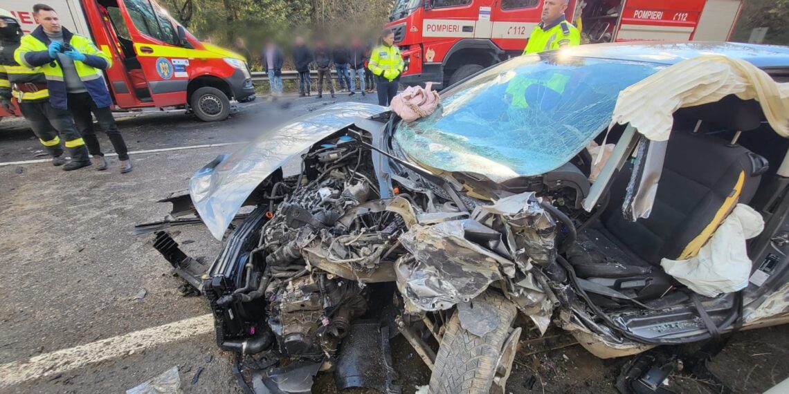 VIDEO Accident rutier între două autoturisme pe raza localității Ilișești. Opt persoane au fost implicate, dintre care cinci încarcerate