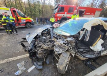 VIDEO Accident rutier între două autoturisme pe raza localității Ilișești. Opt persoane au fost implicate, dintre care cinci încarcerate