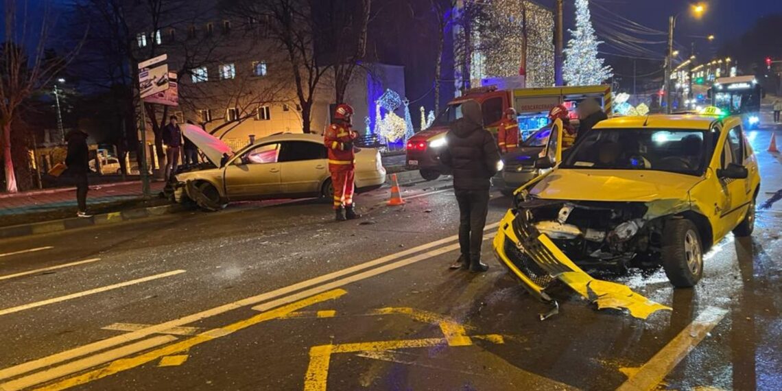 FOTO Accident rutier apropierea Primăriei Suceava, în această dimineață. Două persoane au fost transportate la spital