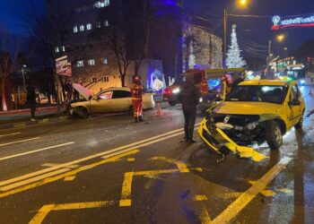 FOTO Accident rutier apropierea Primăriei Suceava, în această dimineață. Două persoane au fost transportate la spital