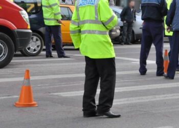 O femeie a fost lovită de un autoturism, în timp ce traversa regulamentar o stradă din Suceava