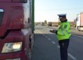Dosar penal pentru un șofer care conducea un camion ce tracta o semiremorcă cu numere de înmatriculare false