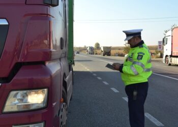 Dosar penal pentru un șofer care conducea un camion ce tracta o semiremorcă cu numere de înmatriculare false