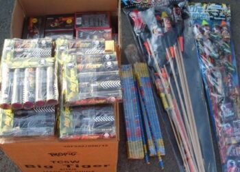 Vânzătorii de articole pirotehnice din Bazar și-au abandonat marfa și au luat-o la goană după ce au văzut polițiștii