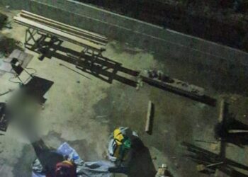 FOTO Pompierii l-au extras pe un bărbat căzut într-o groapă de circa șase metri, la câțiva pași de Catedrala din Suceava. Victima a fost găsită în stare gravă