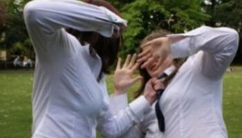 Amenzi penale de 10.000 de lei pentru humorencele care au bătut-o fără milă pe o tânără, din cauza unui comentariu de pe Facebook: ”Adevărul iese la suprafață” 