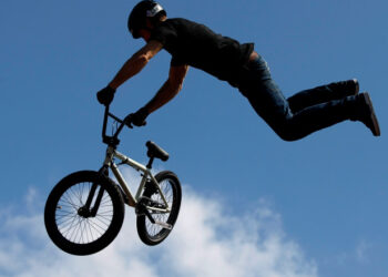 Un biciclist și-a luxat genunchiul stâng, după ce a încercat să facă o acrobație în centrul Sucevei