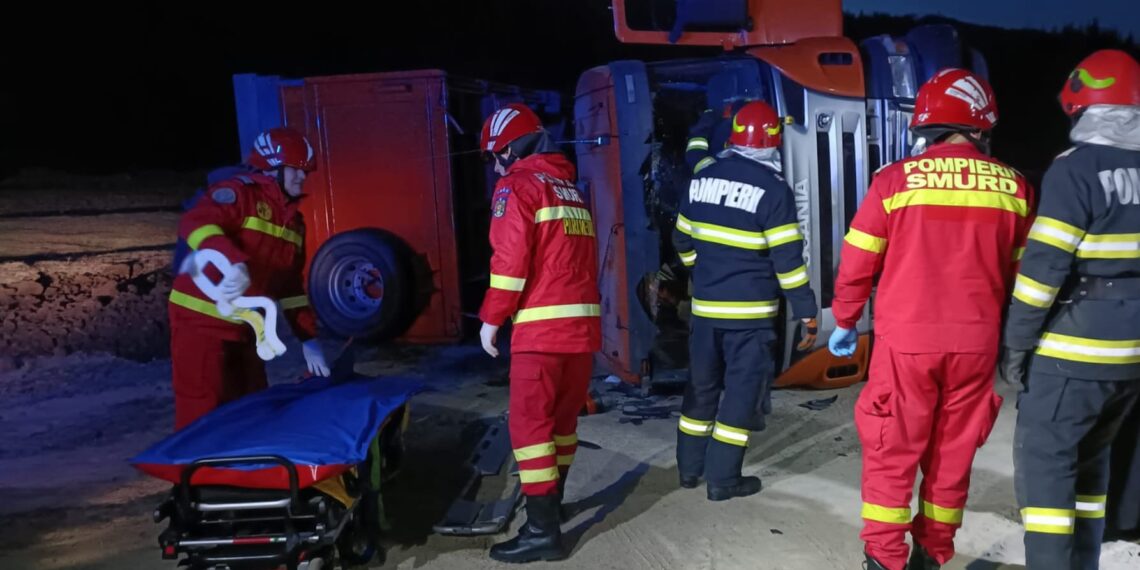 FOTO O basculantă s-a răsturnat pe raza localității Râșca. Șoferul a fost transportat la spital