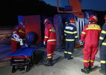 FOTO O basculantă s-a răsturnat pe raza localității Râșca. Șoferul a fost transportat la spital