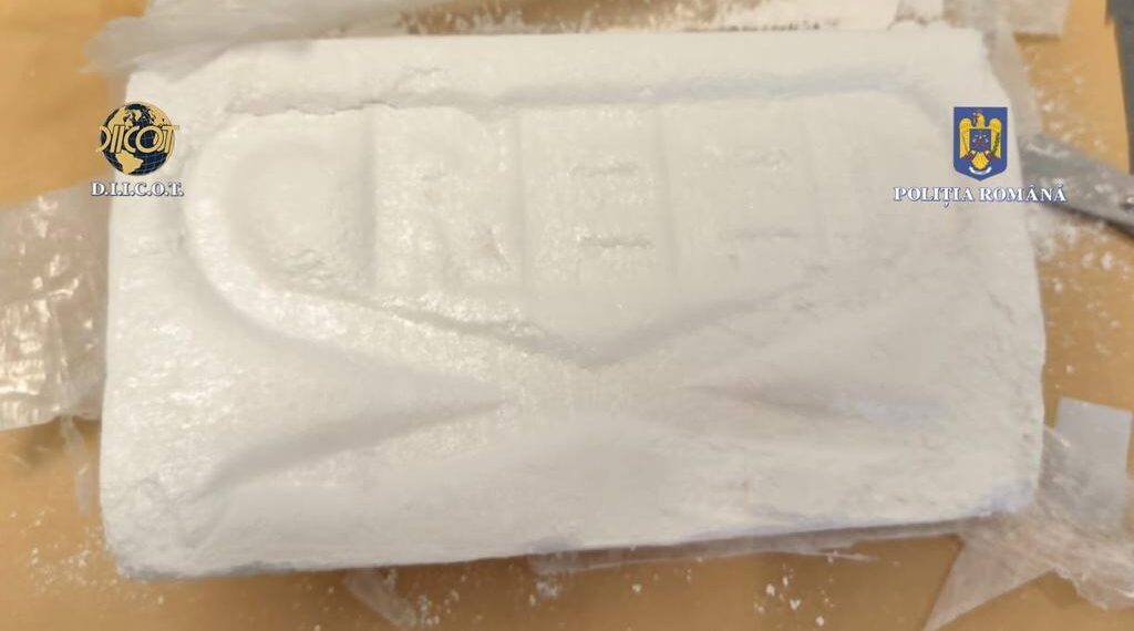 VIDEO 30 de zile de arest preventiv pentru un individ prins în flagrant cu un kilogram de cocaină în municipiul Suceava