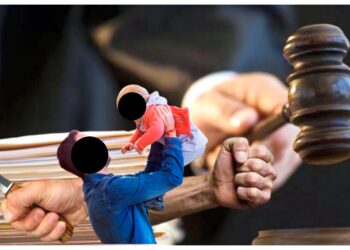 4.000 amendă penală pentru un individ care a făcut un scandal monstru pentru a-și lua copilul de la fosta concubină și de la mama acesteia. Bărbatul a luat-o la pumni și picioare pe una dintre femei și a fluturat un cuțit