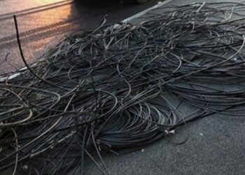 Doi ani și două luni de închisoare cu suspendare, de căciulă, pentru trei hoți din Moțca, care au furat peste 500 de metri liniari de cablu de telefonie de pe raza comunei Vulturești