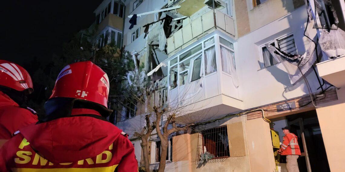 VIDEO Explozie devastatoare la un bloc din Burdujeni, la 4 dimineața. Patru persoane au fost rănite, dintre care una a fost aruncată de la etajul II