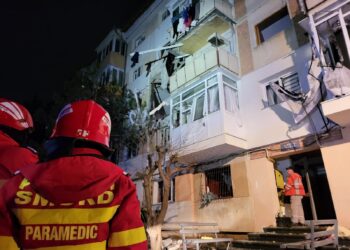 VIDEO Explozie devastatoare la un bloc din Burdujeni, la 4 dimineața. Patru persoane au fost rănite, dintre care una a fost aruncată de la etajul II