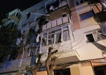 VIDEO Explozie devastatoare la un bloc din Burdujeni, la 4 dimineața. Patru persoane au fost rănite, dintre care una a fost aruncată de la etajul II