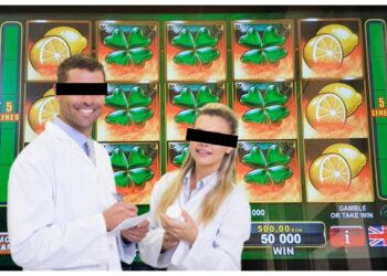 Decizie definitivă în cazul a doi farmaciști, soț și soție, care s-au folosit de datele personale ale unei cliente pentru a putea juca online la păcănele. Bărbatul a primit un an de închisoare cu suspendare, iar femeia a scăpat nepedepsită