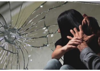 5.000 de lei amendă penală pentru un bărbat care a lovit-o pe soție cu capul de oglinda din baie și i-a aplicat o palmă peste cap. Motivul agresiuni ar fi acela că victima ar fi strigat la copii
