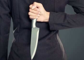 11 ani și trei luni de închisoare pentru o femeie care l-a înjunghiat pe concubinul surorii sale. Aceasta nu se află la prima tentativă de omor