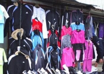 Parfumuri, haine și încălțăminte fake, în valoare de peste 250.000 de lei, confiscate de la două persoane. O șcheiancă își vindea produsele pe internet, iar un sucevean și le vindea în Complexul Comercial Bazar