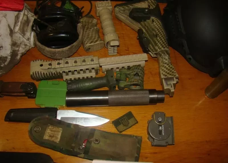 Trei indivizi au încercat să intre în România, prin Vama Siret, cu un microbuz încărcat cu TNT, muniție pentru pistolul mitralieră AK74 și morfină