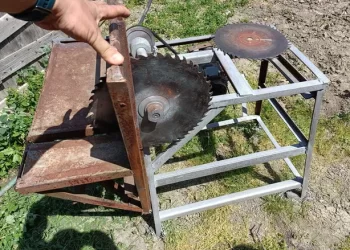 Doi hoți care plimbau un circular proaspăt furat au dat de bucluc, după ce s-au întâlnit cu un echipaj de poliție