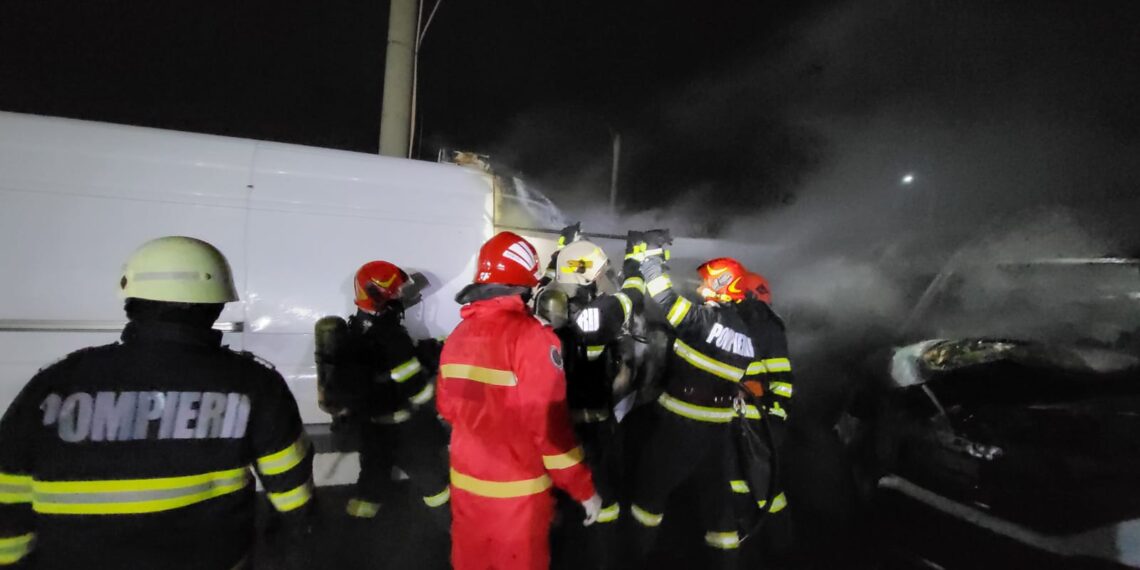VIDEO Incendiu pe raza localității Șcheia. Patru autoutilitare au fost afectate de flăcări