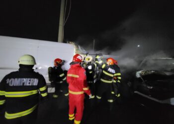 VIDEO Incendiu pe raza localității Șcheia. Patru autoutilitare au fost afectate de flăcări