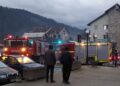 FOTO Incendiu la un bloc de locuințe din orașul Broșteni. 12 persoane s-au autoevacuat din interiorul imobilului