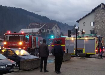 FOTO Incendiu la un bloc de locuințe din orașul Broșteni. 12 persoane s-au autoevacuat din interiorul imobilului