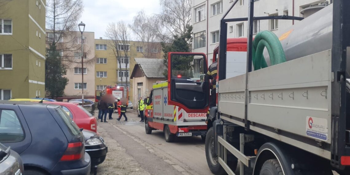 FOTO Incendiu izbucnit la subsolul unui bloc din cartierul George Enescu. Un bărbat intoxicat cu fum este transportat la spital