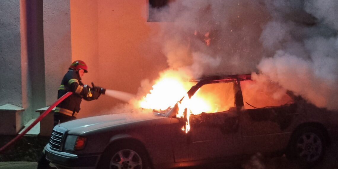 FOTO Mașina unui preot din Rădăuți a fost incendiată intenționat în curtea bisericii, înaintea Crăciunului