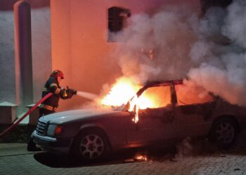 FOTO Mașina unui preot din Rădăuți a fost incendiată intenționat în curtea bisericii, înaintea Crăciunului
