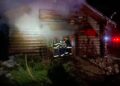 FOTO Pompierii militari au intervenit la stingerea unui incendiu izbucnit la o casă de vacanță din Mitocu Dragomirnei