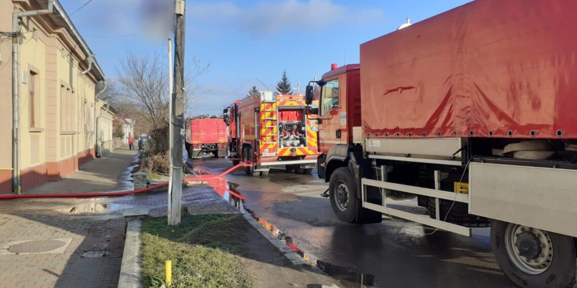 FOTO Incendiu la o locuință din municipiul Rădăuți. Pompierii au intervenit cu trei autospeciale de stingere